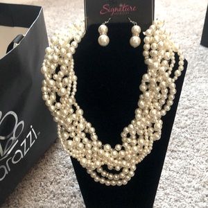 Paparazzi Zi Stevie Pearly Necklace Set